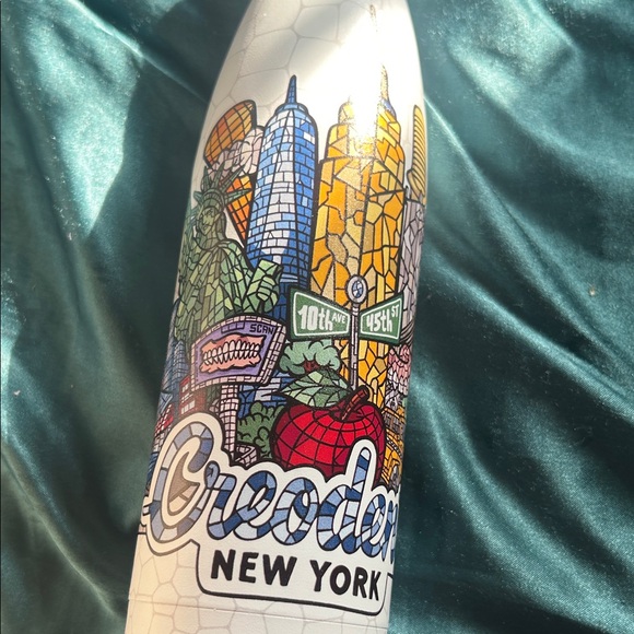 New York Themed Insulated Water Bottle. Prefect for the holidays.The best of NYC - Picture 4 of 16